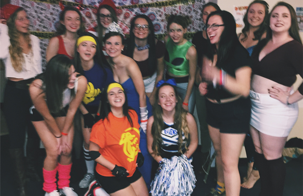 12 Things You Understand When Living With 12 Other Girls