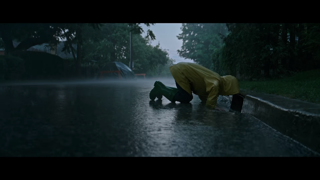 it movie 2017 georgie looking into storm drain