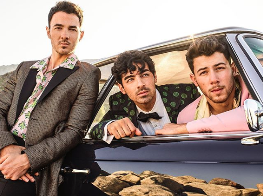 Jonas Brothers Happiness Begins