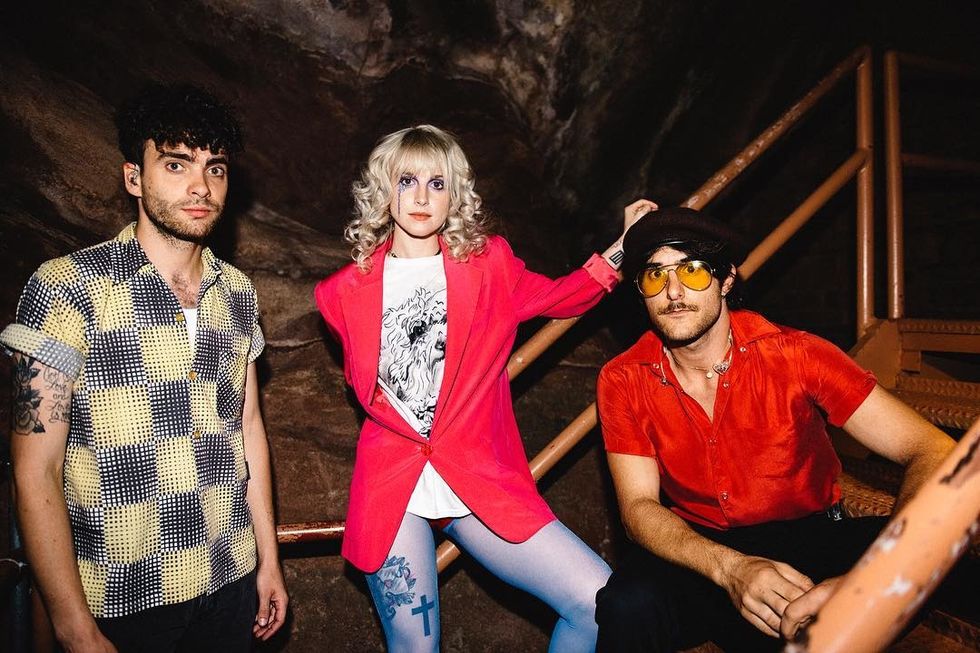 paramore posing together on tour