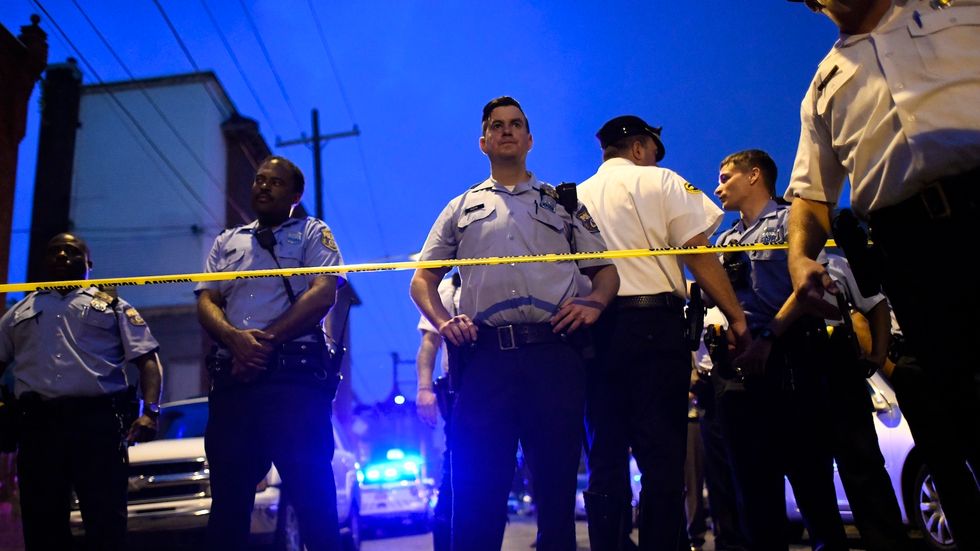 Six police officers shot in philadelphia drug raid.