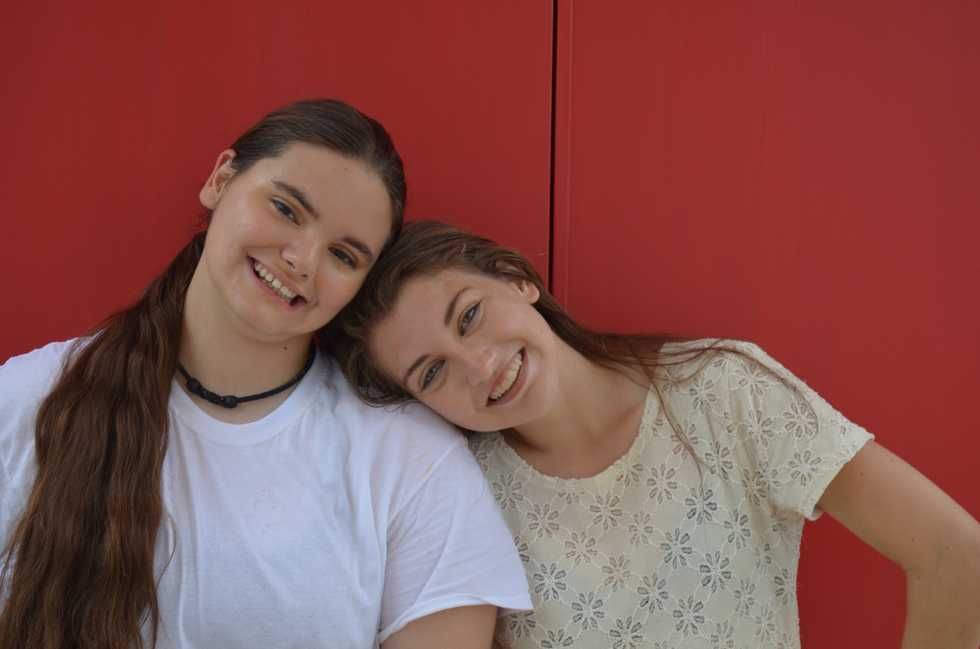 smiling best college girl friends