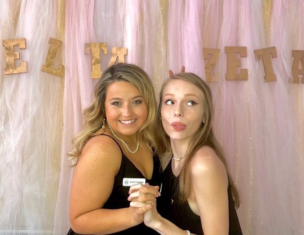 two sorority girls from delta zeta
